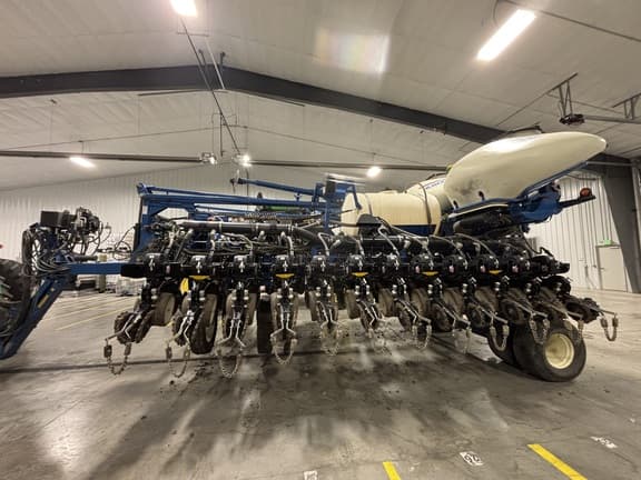 Image of Kinze 3700 equipment image 1