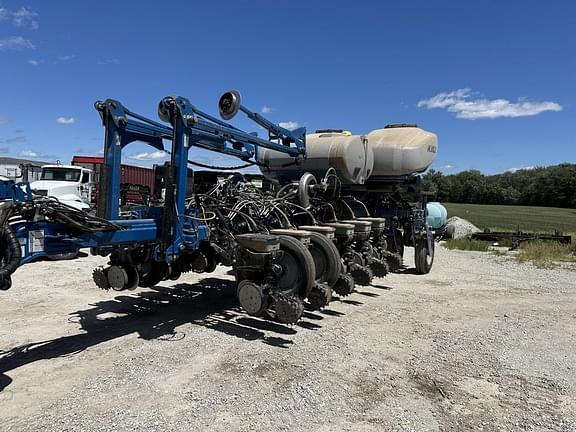 Image of Kinze 4900 equipment image 2