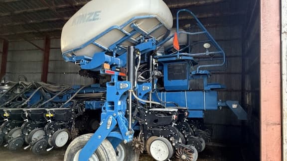 Image of Kinze 4900 equipment image 1