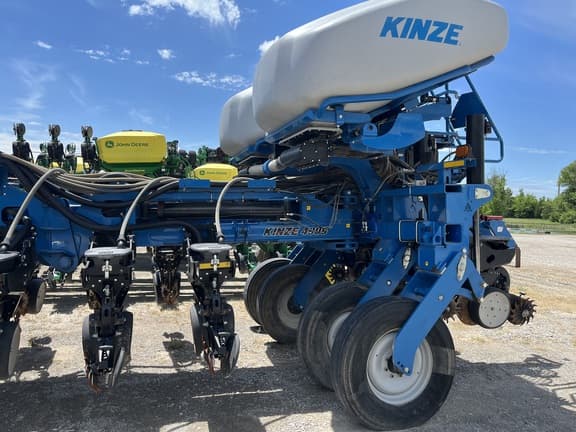 Image of Kinze 4900 equipment image 1