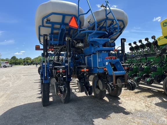 Image of Kinze 4900 equipment image 3