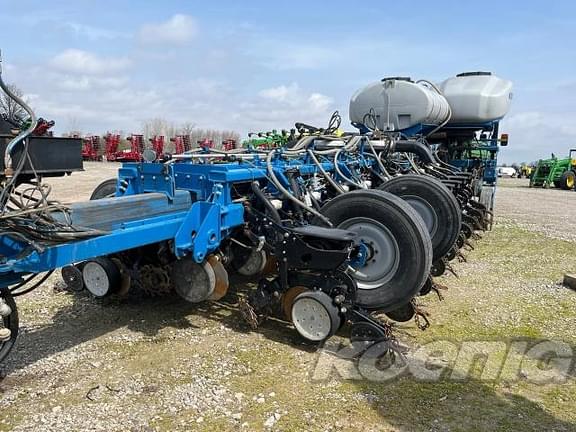 Image of Kinze 4900 equipment image 1