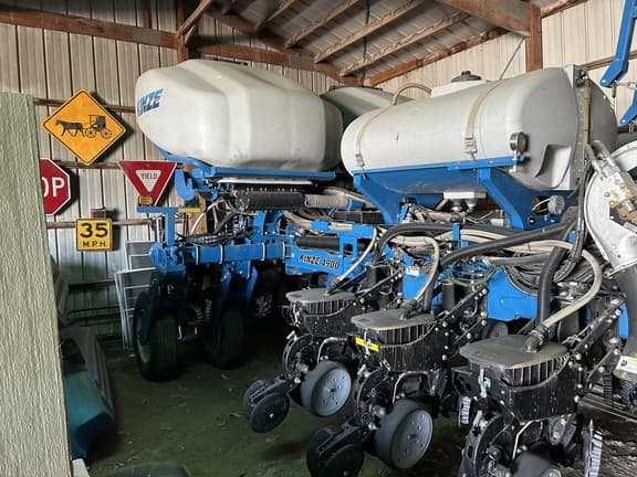 Image of Kinze 4900 equipment image 2