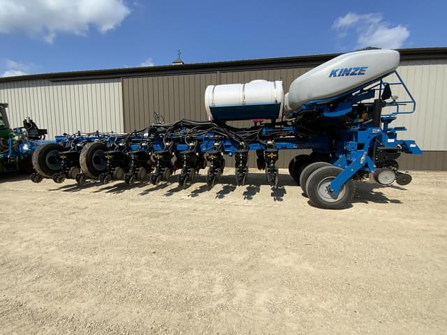 Image of Kinze 4900 equipment image 1