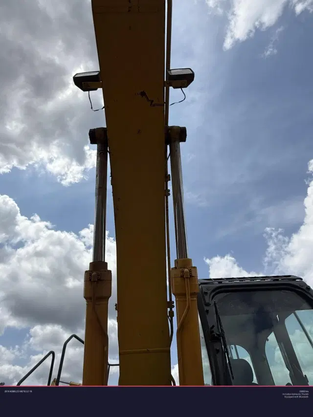 Image of Kobelco SK210LC-10 equipment image 2