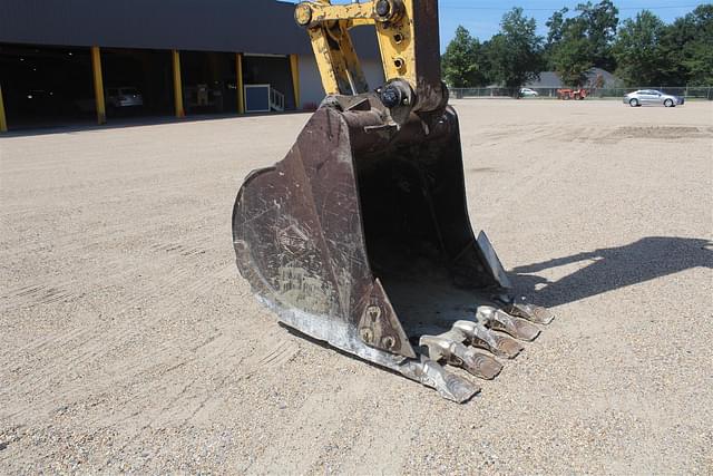 Image of Komatsu PC240LC equipment image 4