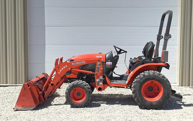 Image of Kubota B2301 equipment image 4