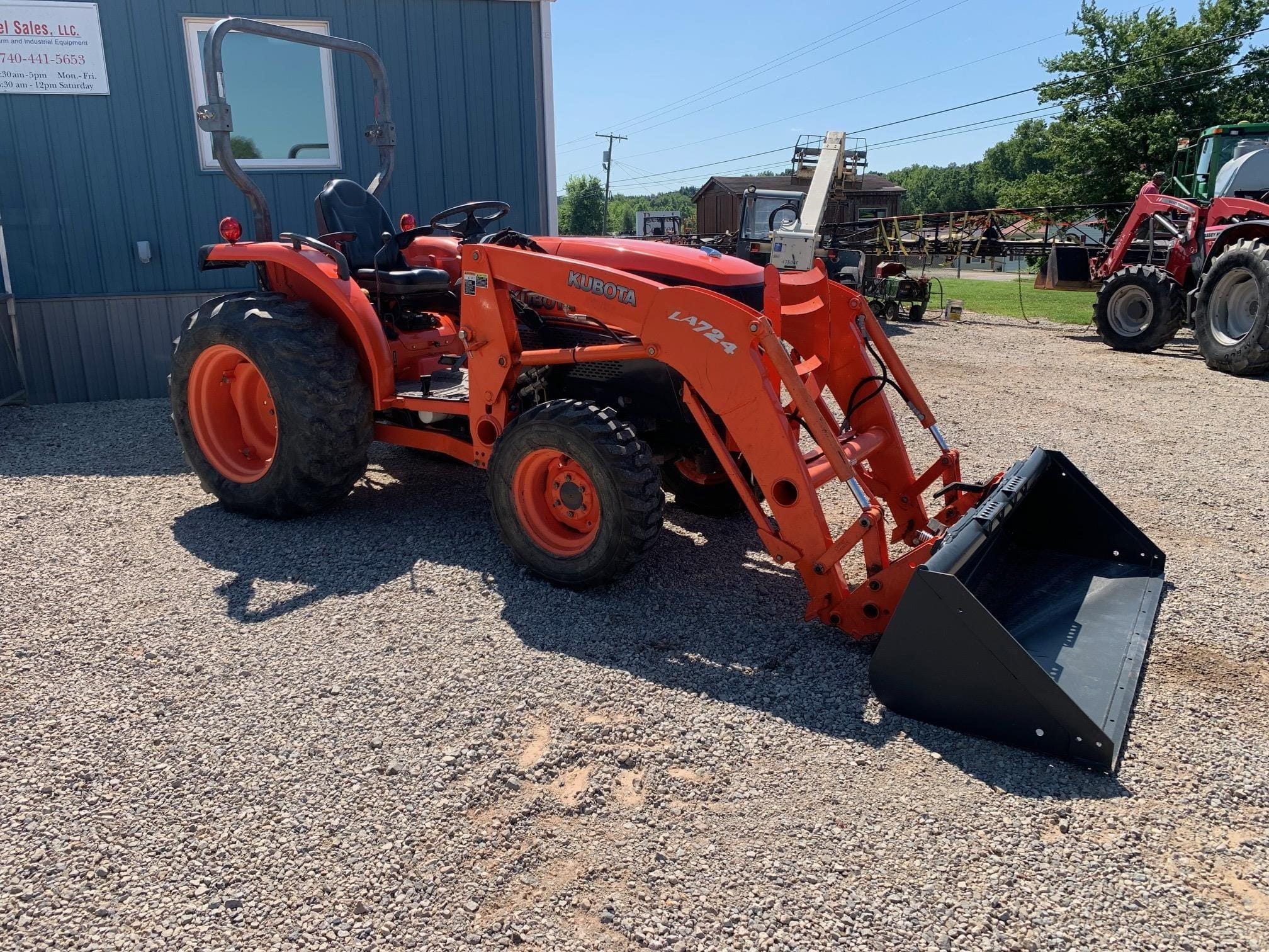 2015 Kubota L3240D Equipment Image0