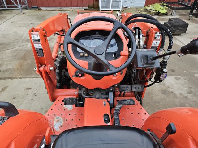 Image of Kubota L3301D equipment image 3