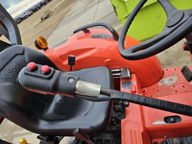 Image of Kubota L3301 equipment image 4