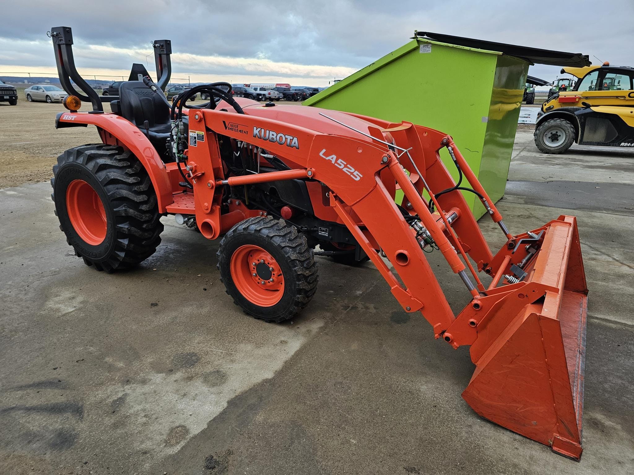 2015 Kubota L3301 Equipment Image0
