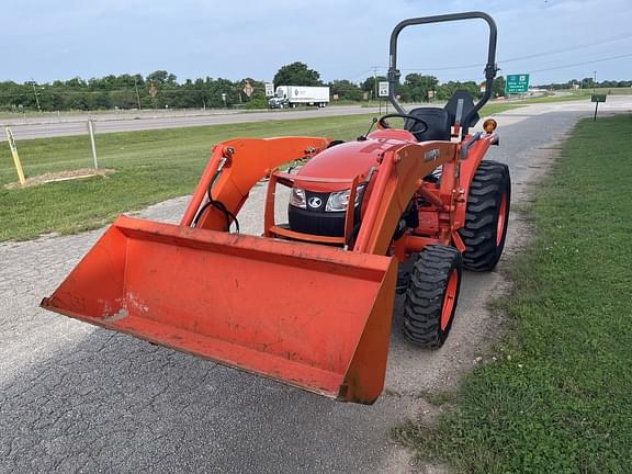 Image of Kubota L3301 equipment image 3
