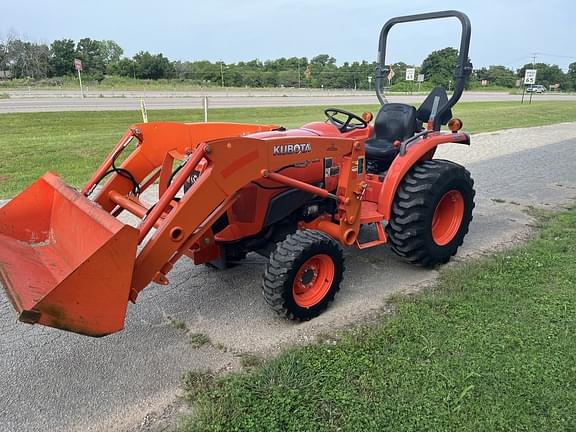 Image of Kubota L3301 equipment image 4