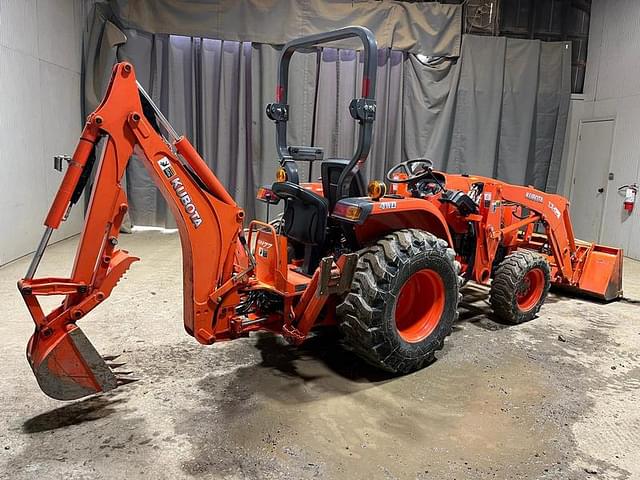 Image of Kubota L3301D equipment image 4