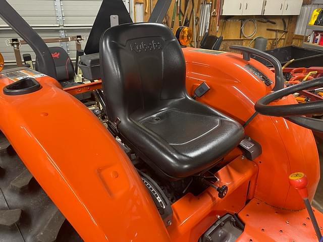 Image of Kubota L4701F equipment image 1