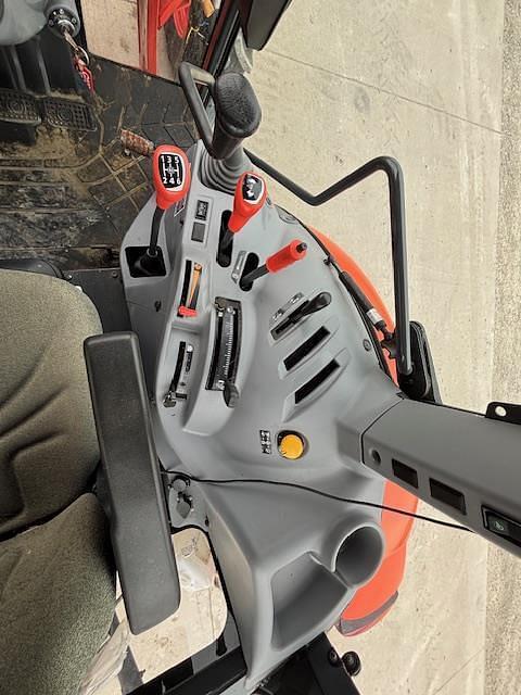 Image of Kubota M5-111D equipment image 3