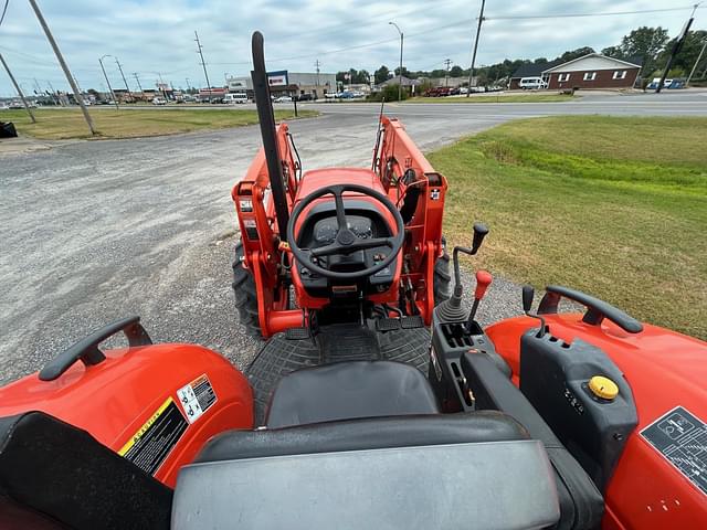 Image of Kubota M7060 equipment image 4