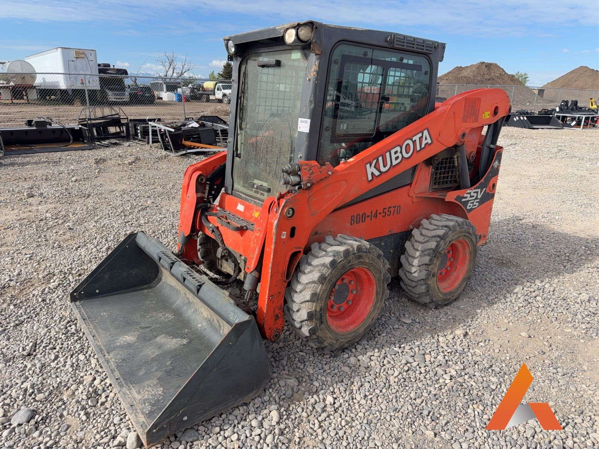 2015 Kubota SSV65 Equipment Image0