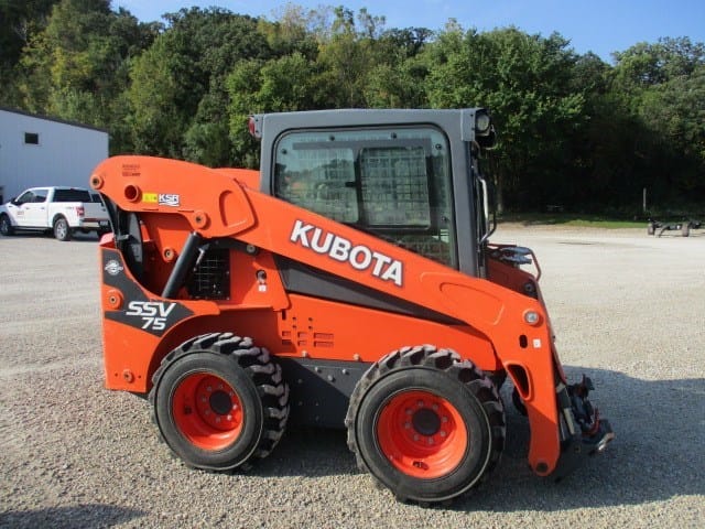 2015 Kubota SSV75 Equipment Image0