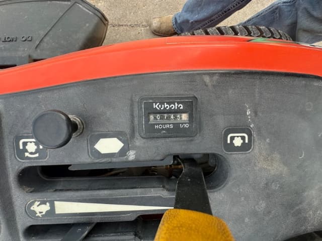Image of Kubota ZG222 equipment image 4