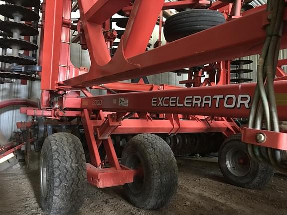 Image of Kuhn Krause Excelerator 8000 equipment image 1