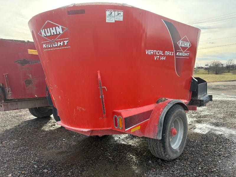 2015 Kuhn Knight Vertical Maxx VT 144 Equipment Image0