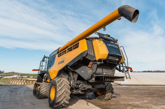 Image of CLAAS LEXION 740TT equipment image 2