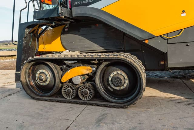 Image of CLAAS LEXION 740TT equipment image 4