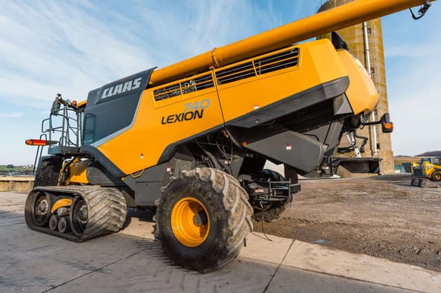 Image of CLAAS LEXION 740TT equipment image 1