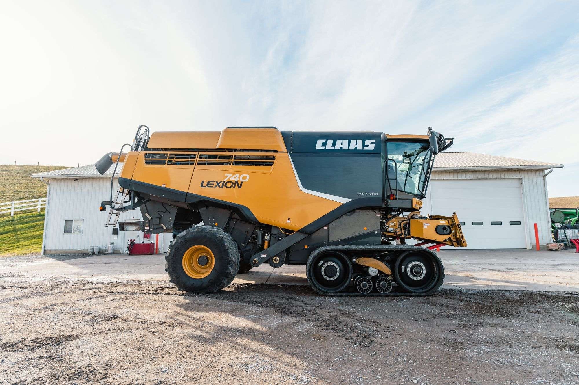 2015 CLAAS LEXION 740TT Equipment Image0