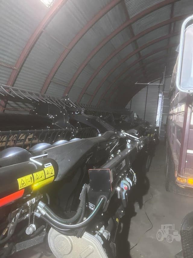 Image of MacDon FD75D equipment image 2