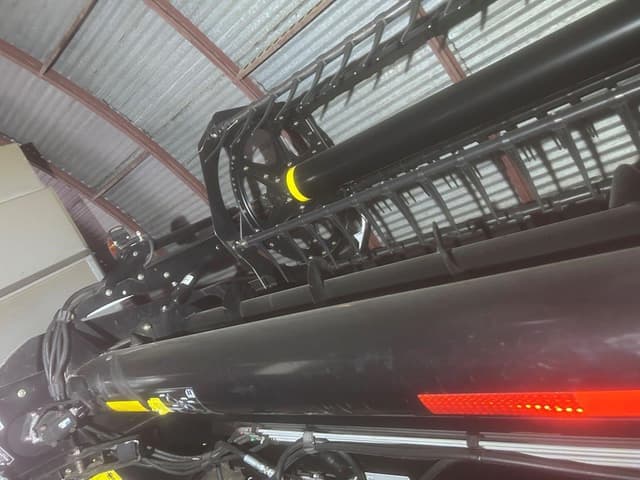 Image of MacDon FD75D equipment image 3