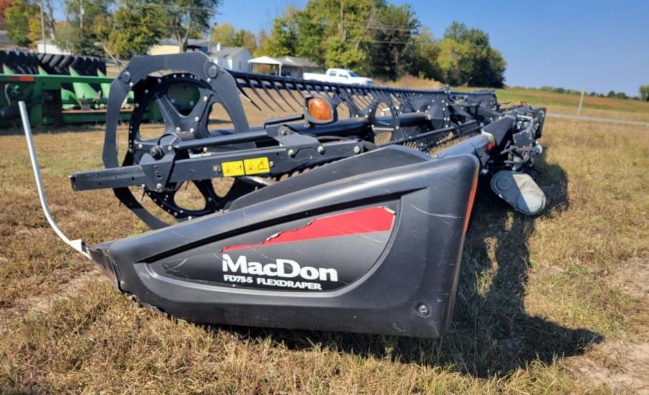 2015 MacDon FD75S Equipment Image0