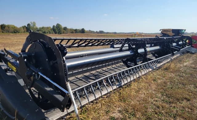 Image of MacDon FD75S equipment image 3