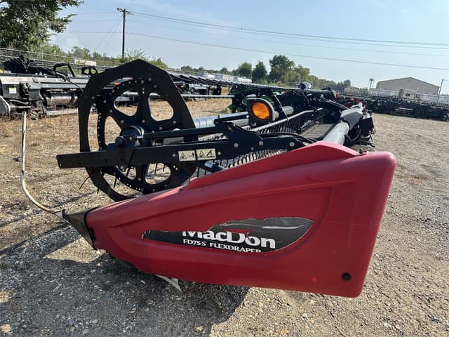 Image of MacDon FD75 equipment image 2