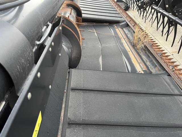 Image of MacDon FD75S equipment image 4