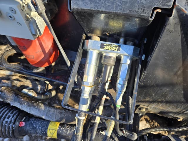 Image of MacDon FD75 equipment image 3