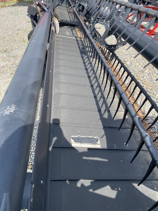 Image of MacDon FD75D equipment image 2