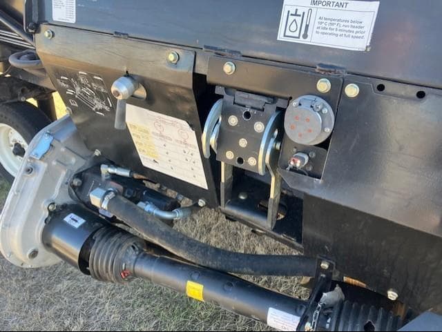 Image of MacDon FD75S equipment image 3