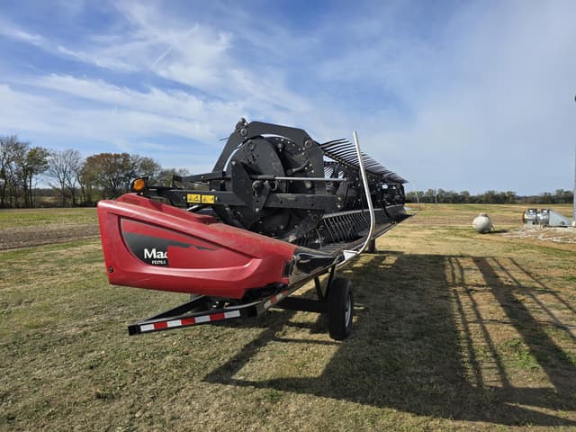 Image of MacDon FD75S equipment image 4