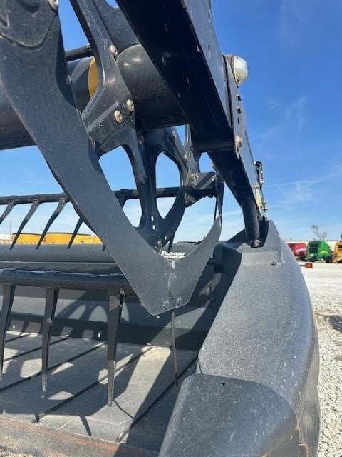 Image of MacDon FD75S equipment image 4