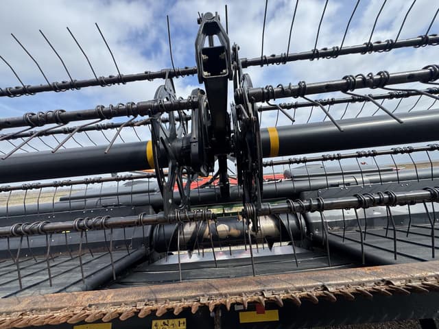 Image of MacDon FD75S equipment image 4