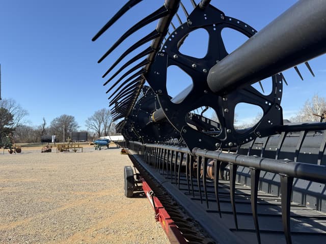 Image of MacDon FD75S equipment image 4