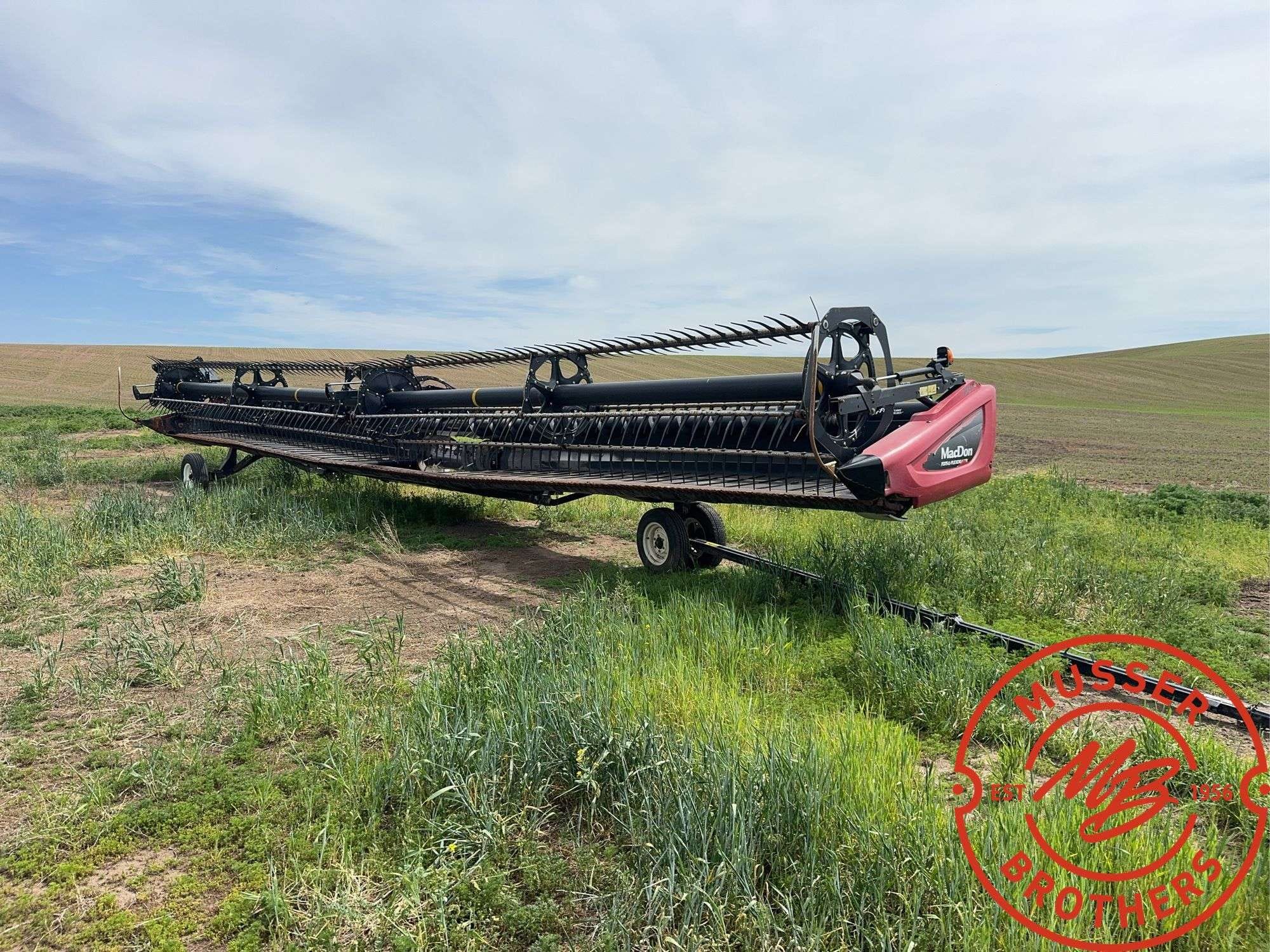 2015 MacDon FD75D Equipment Image0