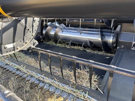 Image of MacDon FD75S equipment image 3