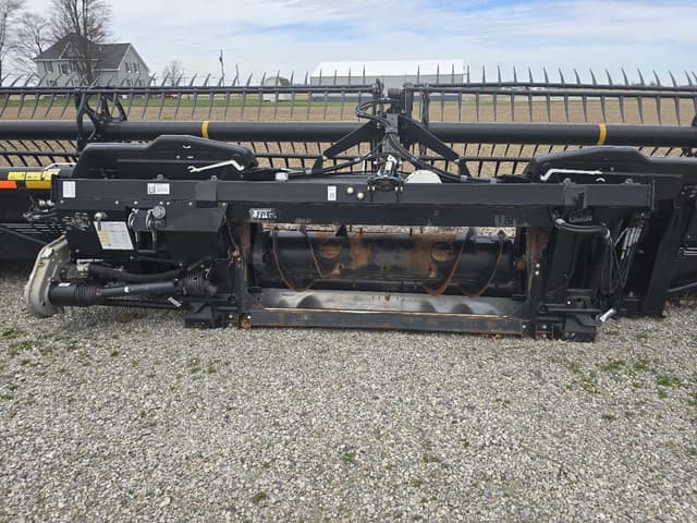 Image of MacDon FD75S equipment image 3