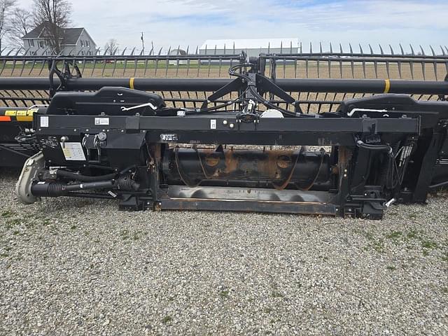 Image of MacDon FD75S equipment image 3