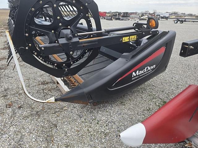 Image of MacDon FD75S equipment image 4