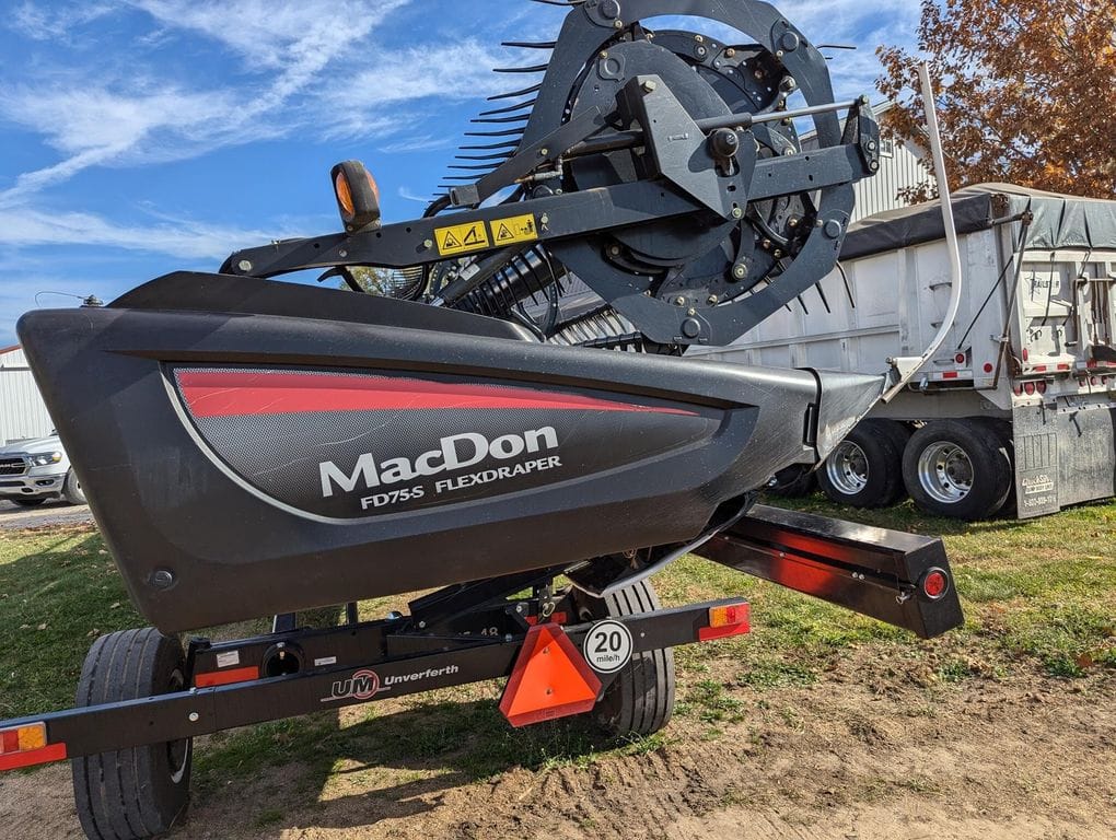2015 MacDon FD75S Equipment Image0