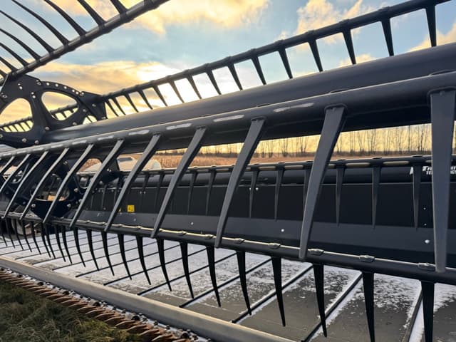 Image of MacDon FD75-S equipment image 3